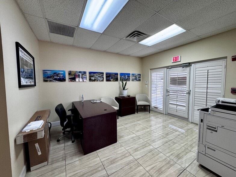 More Photos Of 1550-1582 Global Ct, Sarasota Light Manufacturing For Sale