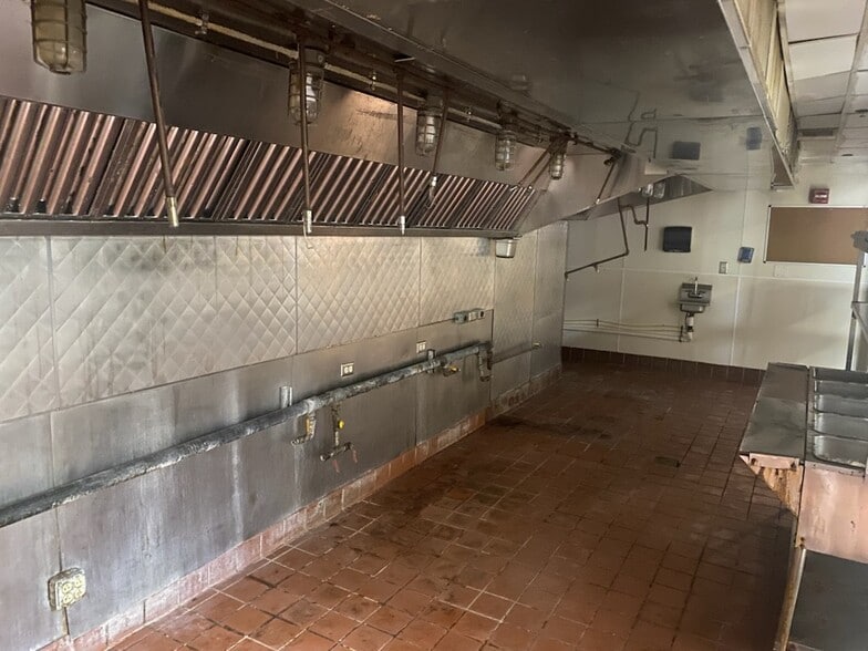 More Photos Of 111 23rd St, Galveston Bar For Lease