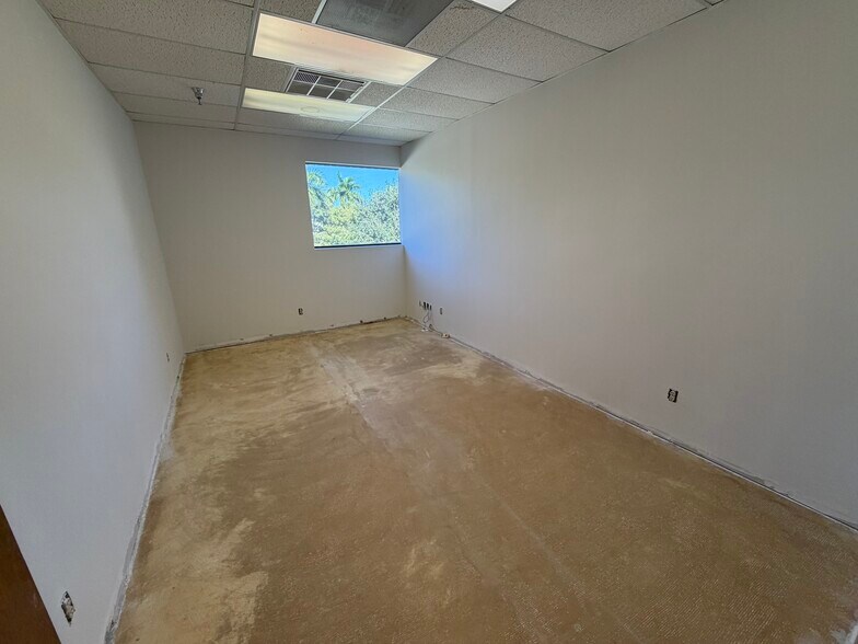 More Photos Of 355 Hiatt Dr, Palm Beach Gardens Showroom For Lease