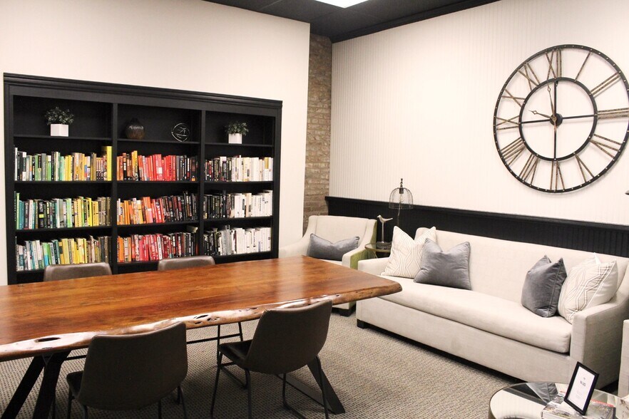 More Photos Of 911 College St, Bowling Green Office For Lease