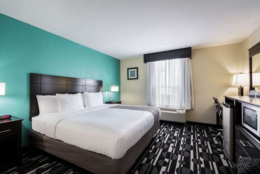 More Photos Of 2001 E Reno Ave, Oklahoma City Hotel For Sale