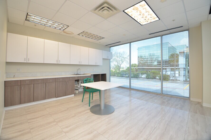 More Photos Of 7900 N Sam Houston Pky W, Houston Office For Lease