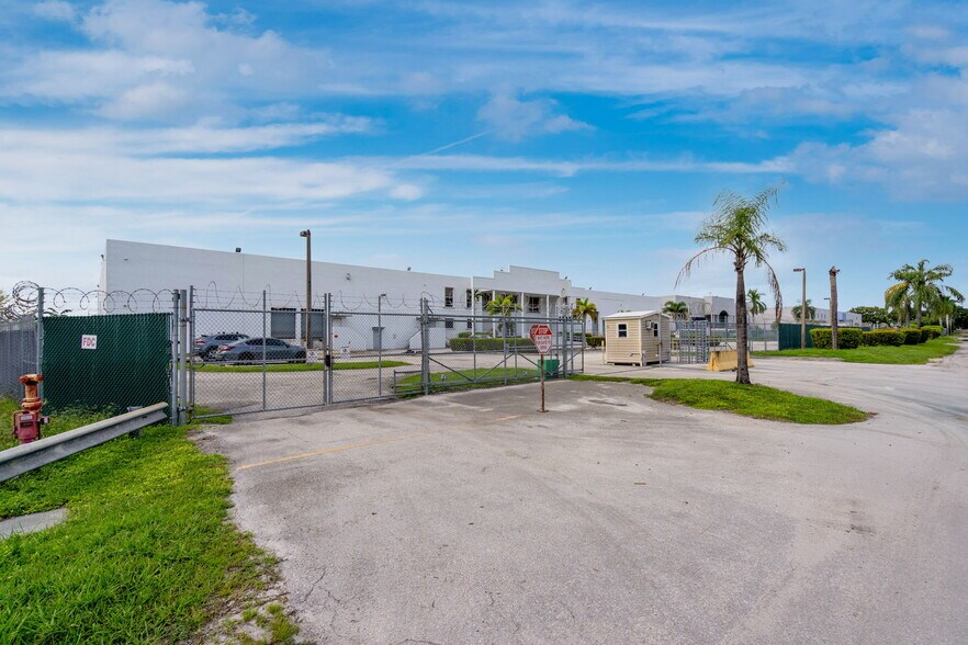 More Photos Of 12800 NW 38th Ave, Opa Locka Warehouse For Lease