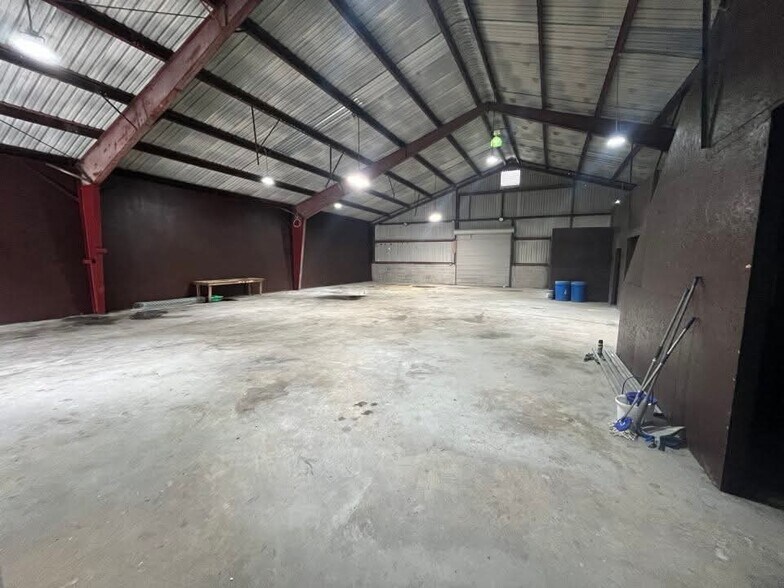 More Photos Of 6912 Calhoun Rd, Houston Warehouse For Lease