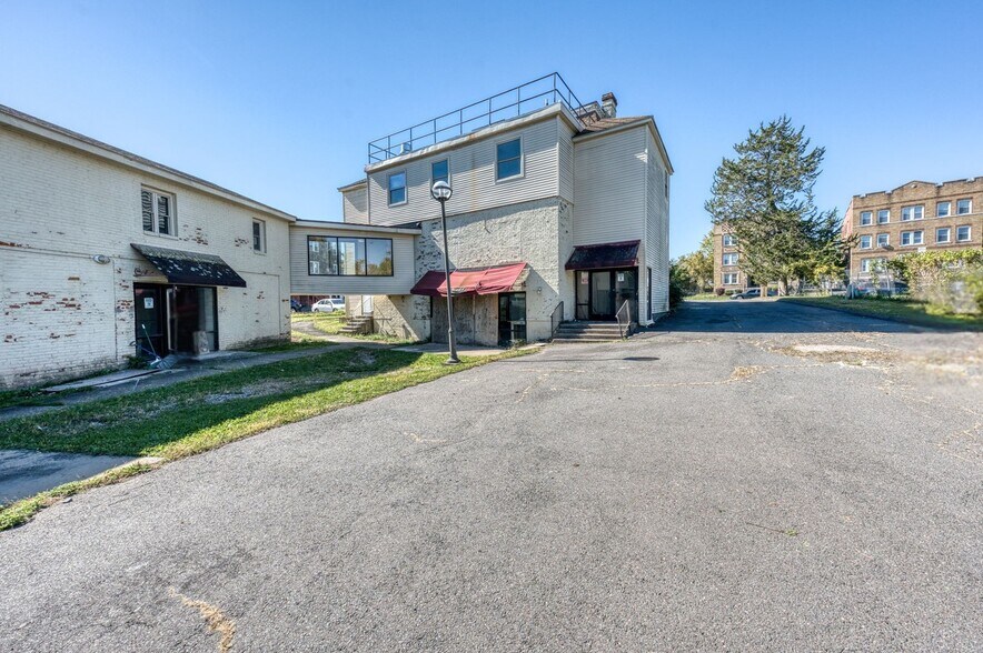 More Photos Of 2404 Main St, Hartford Storefront Retail Office For Sale