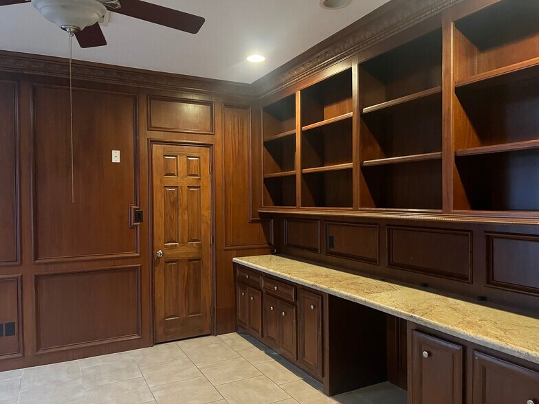 More Photos Of 12609 Haynes Rd, Houston Warehouse For Lease