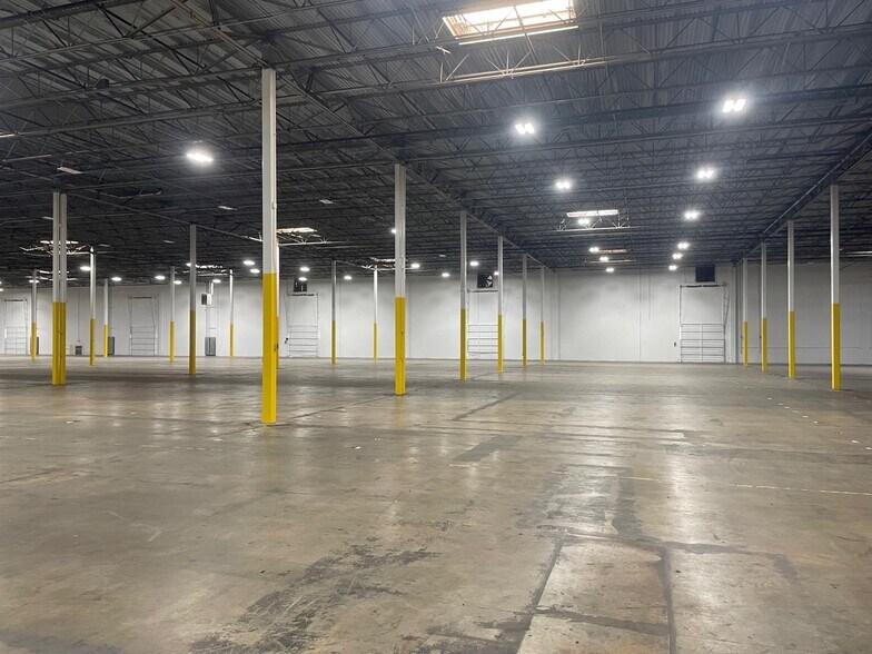 More Photos Of 2130-2160 French Settlement Rd, Dallas Distribution For Lease