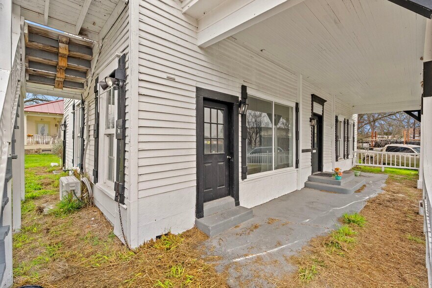 More Photos Of 901 N Saint Joseph St, Gonzales Office For Sale