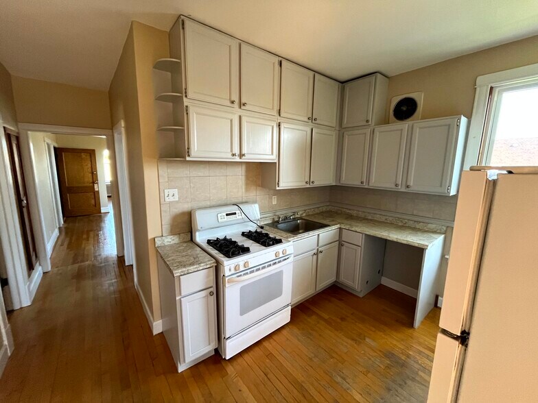 More Photos Of 4929 W Warwick Ave, Chicago Apartments For Sale