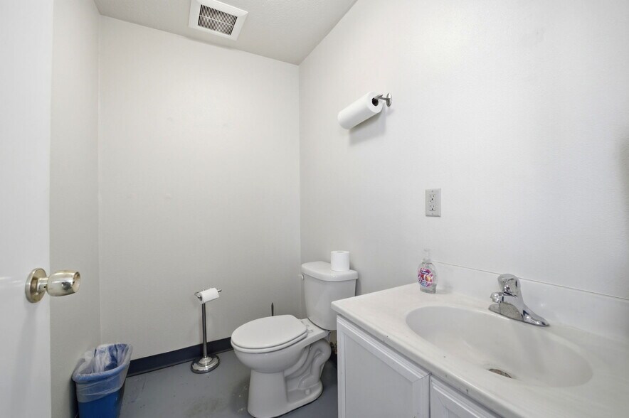 More Photos Of 114 5th St, Fowler Industrial For Sale