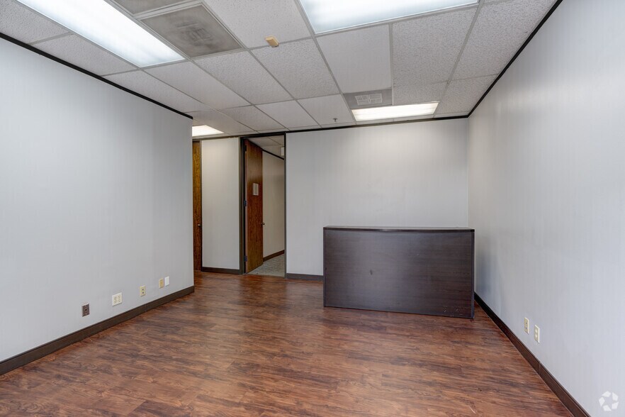 More Photos Of 17449-17497 Village Green Dr, Houston Unknown For Lease