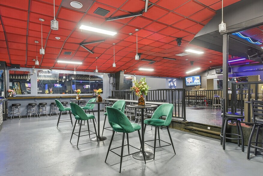 More Photos Of 7215 Blondo St, Omaha Bar For Sale