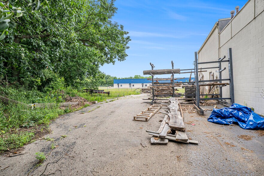 More Photos Of 16745 Dixie Hwy, Davisburg Warehouse For Sale