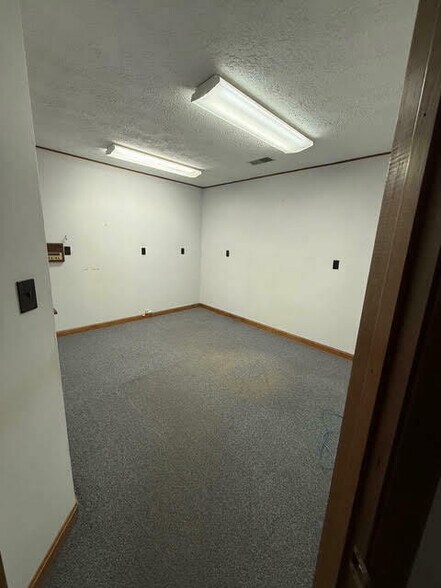 More Photos Of 1121 Seaton Ave, Greenup Office For Sale