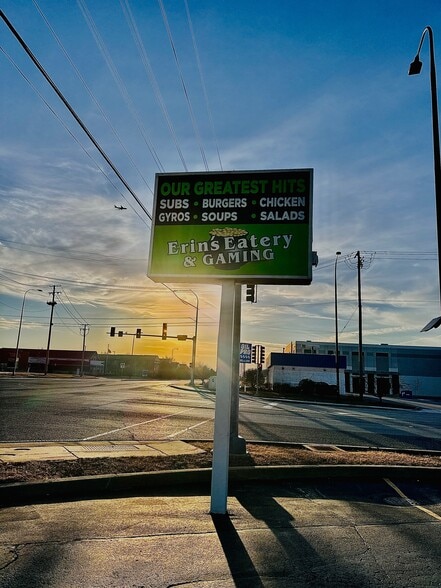 More Photos Of 600 E Devon Ave, Elk Grove Village Freestanding For Lease