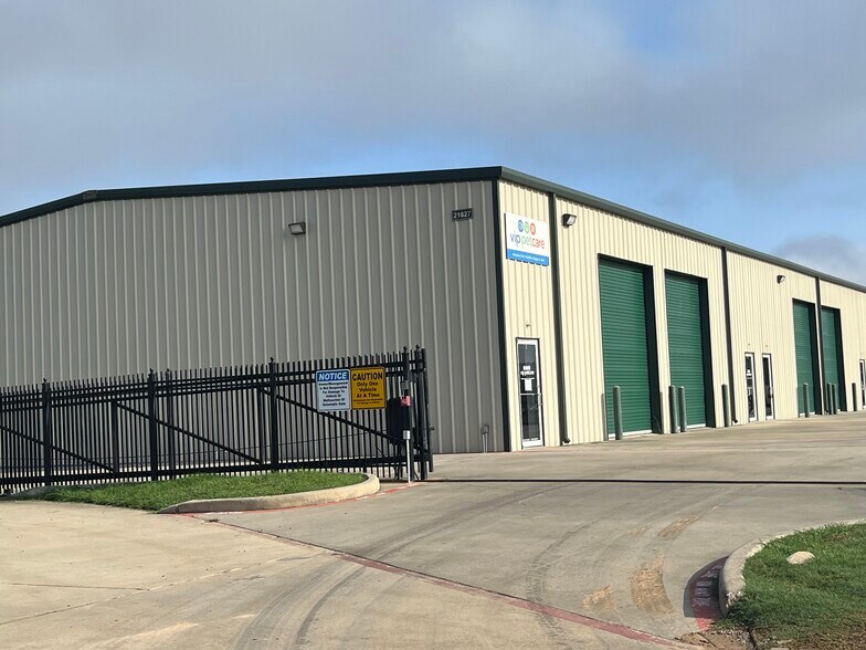 More Photos Of 21627 Rhodes Rd, Spring Warehouse For Lease