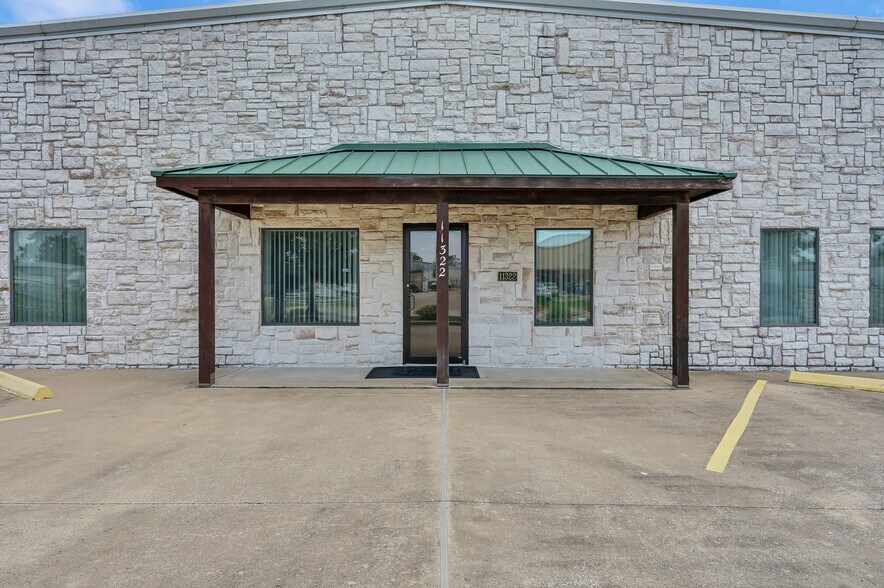 More Photos Of 11322 Neeshaw Dr, Houston Warehouse For Lease