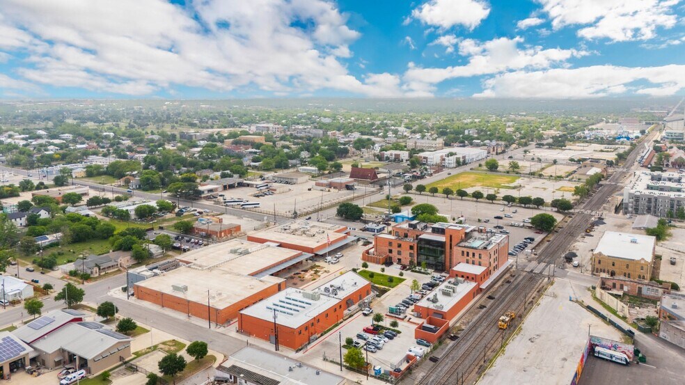 More Photos Of 1305 E Houston St, San Antonio Office For Lease