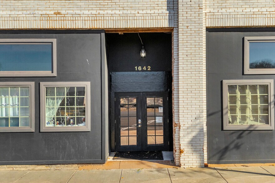 More Photos Of 1642 S Broad St, Commerce General Retail For Lease