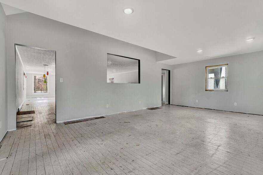 More Photos Of 12117 Highway 221, Woodruff Office For Sale