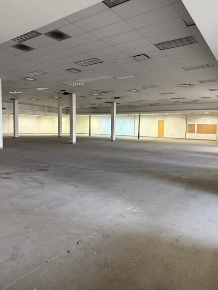More Photos Of 15001 S Figueroa St, Gardena Distribution For Lease