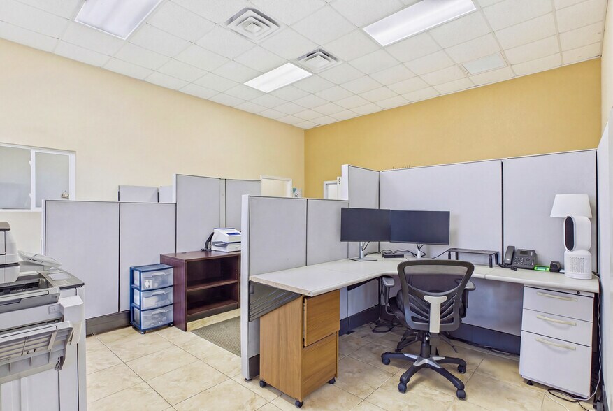 More Photos Of 1010 NE 9th St, Cape Coral Office For Sale