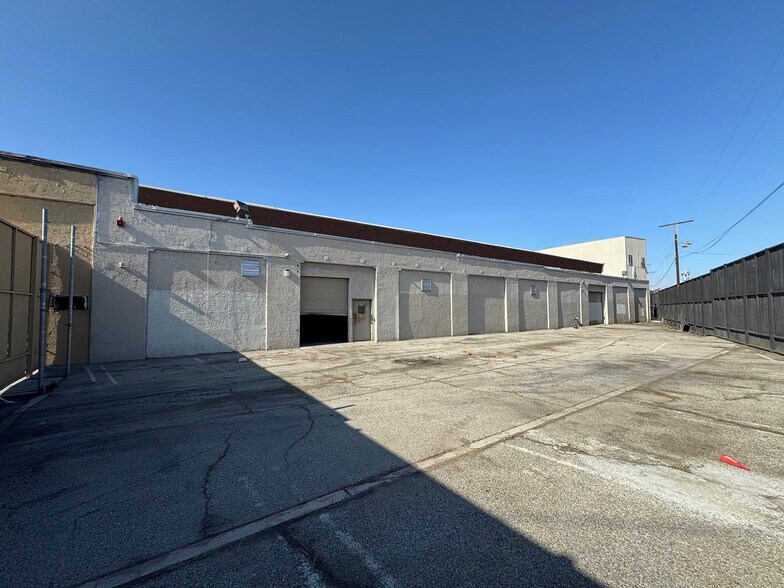 More Photos Of 1705 E Hooper Ave, Los Angeles Warehouse For Sale