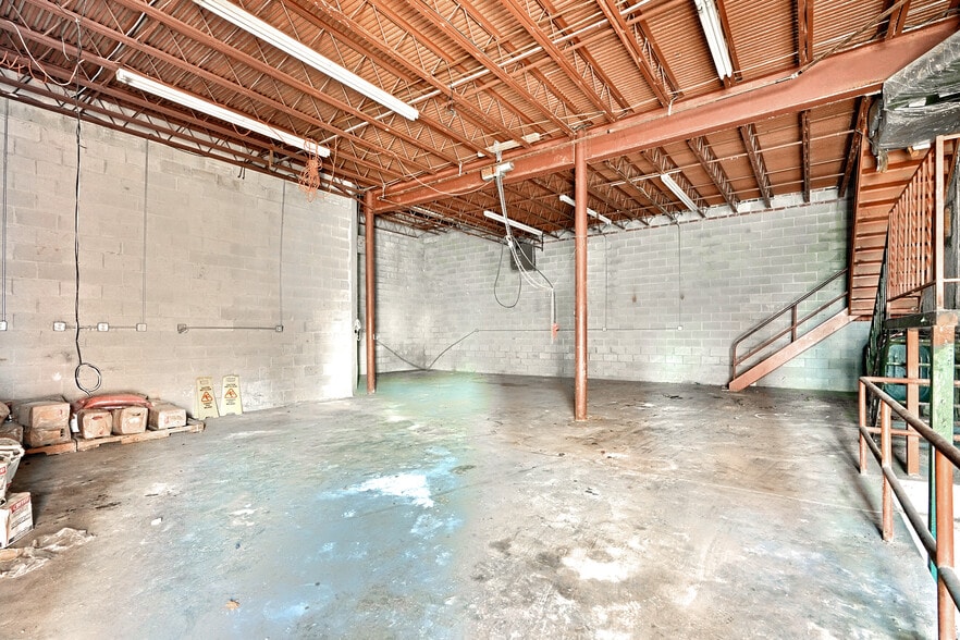 More Photos Of 5400-5402 Reisterstown Rd, Baltimore Light Distribution For Sale