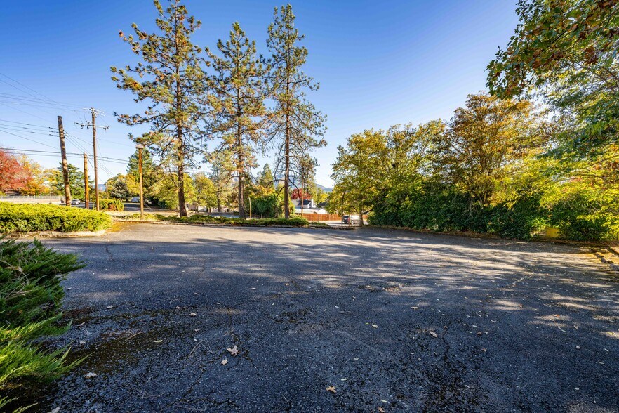 More Photos Of 700 NW Dimmick St, Grants Pass Specialty For Sale