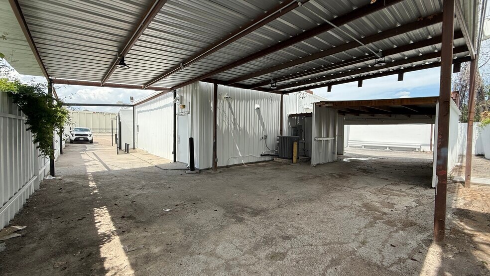 More Photos Of 5901 Schumacher Ln, Houston Office Residential For Lease