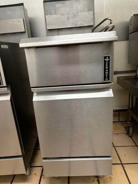 More Photos Of 210 N Lewis Ave, Oglesby Restaurant For Lease