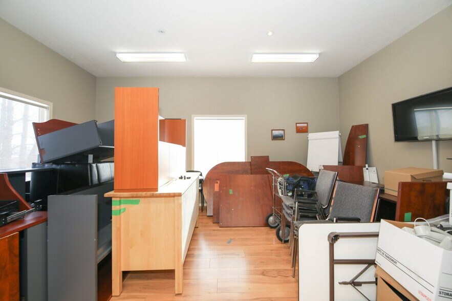 More Photos Of 5209 49A Ave, Bentley Office For Sale