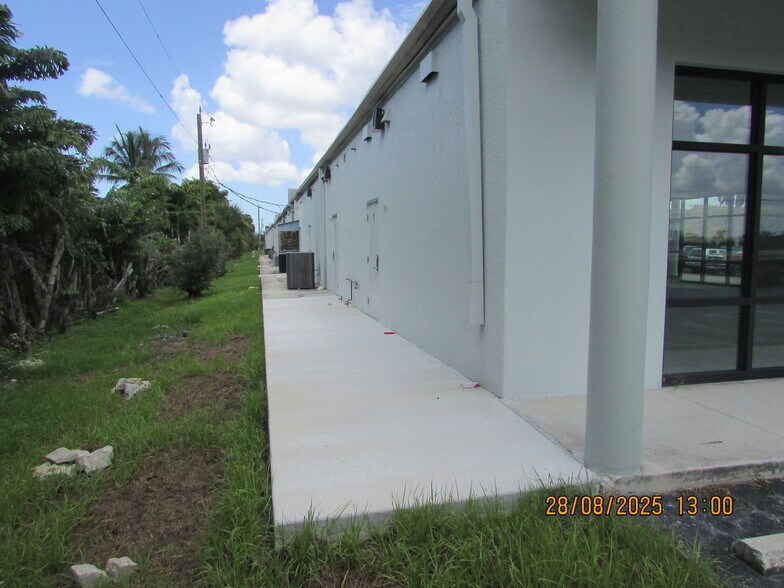 More Photos Of 17230-17250 S Tamiami Trl, Fort Myers Unknown For Lease