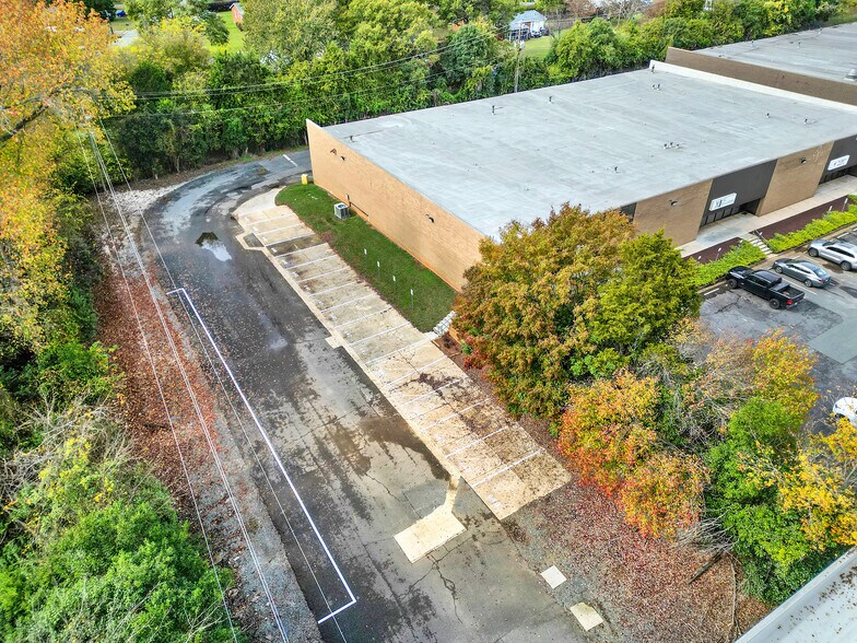 More Photos Of 640 Matthews Mint Hill Rd, Matthews Showroom For Lease