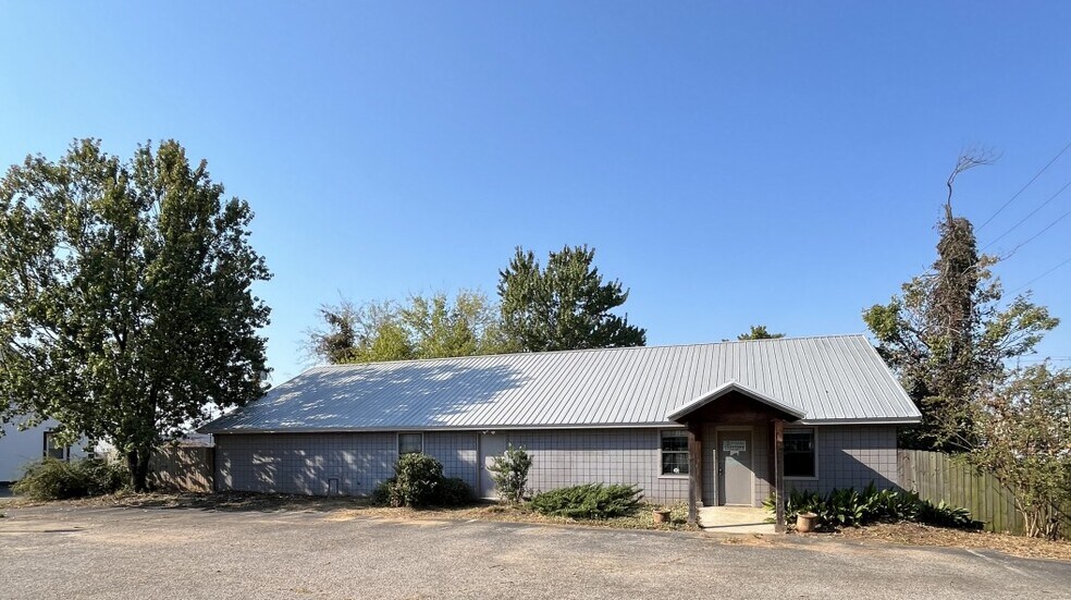 Primary Photo Of 1600 Greensboro Ave, Tuscaloosa Veterinarian Kennel For Lease
