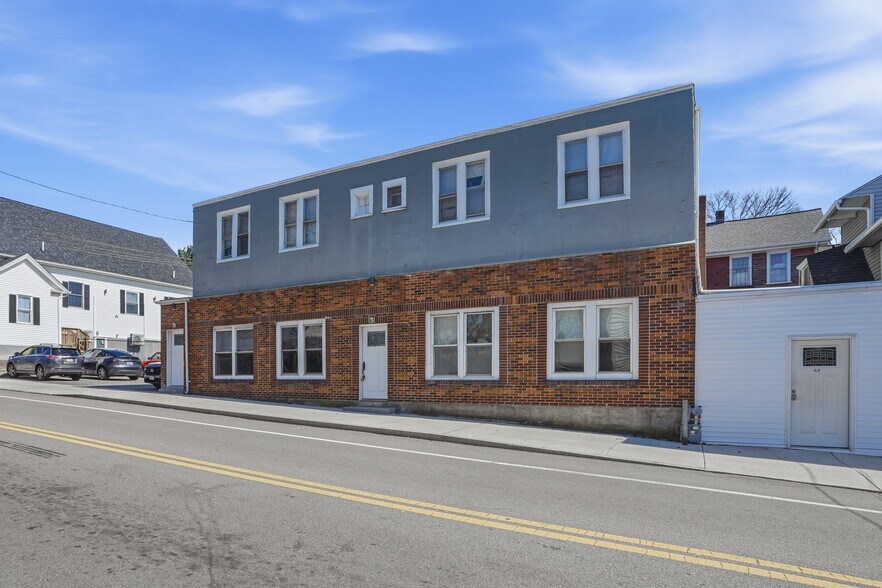 Primary Photo Of 632 Fall River Ave, Seekonk Apartments For Sale