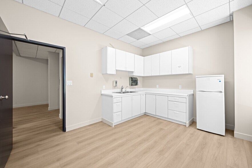 More Photos Of 24011 Ventura Blvd, Calabasas Medical For Lease