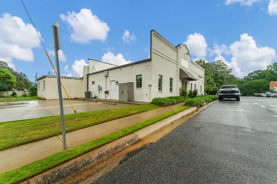 More Photos Of 102 S College St, Hamilton Flex For Sale