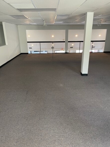 More Photos Of 22110 Ventura Blvd, Woodland Hills Storefront For Lease
