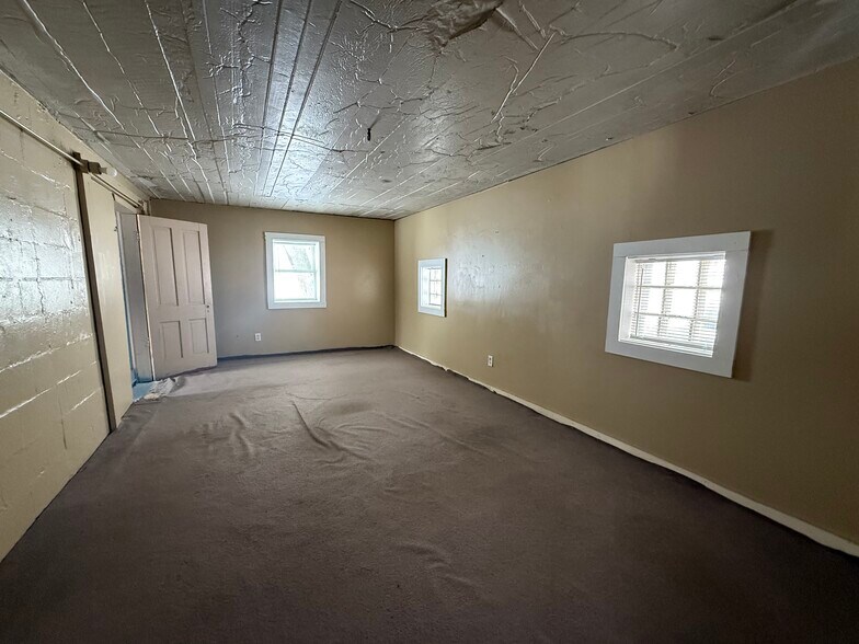 More Photos Of 358 S Oak St, Lone Rock Office For Sale