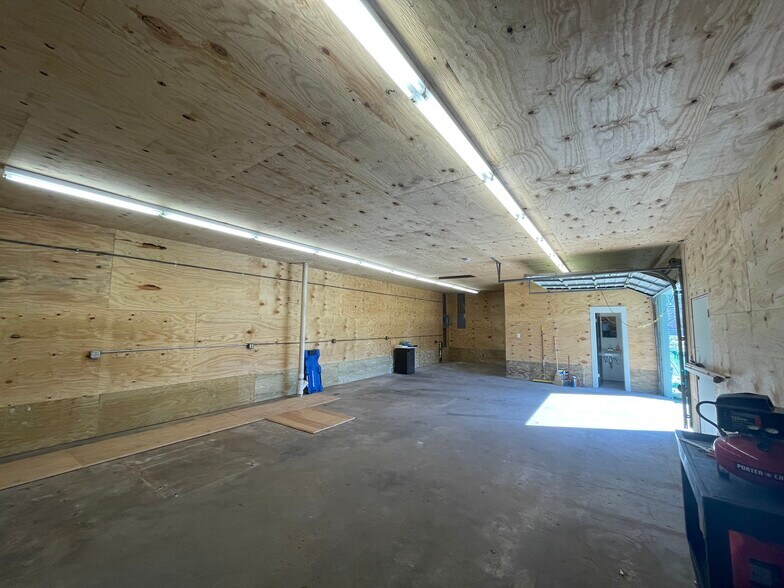 More Photos Of 1600 3rd Ave, La Marque Service For Lease