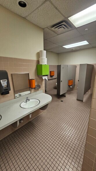 More Photos Of 2701 Southridge Dr, Wichita Falls Distribution For Lease