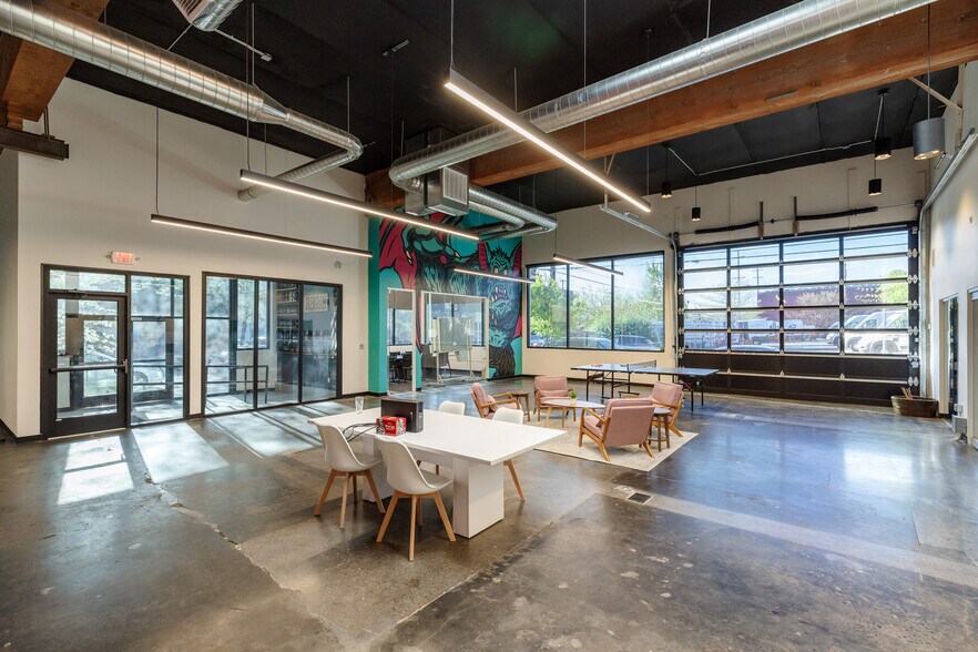 More Photos Of 721-731 SE Yamhill St, Portland Showroom For Lease