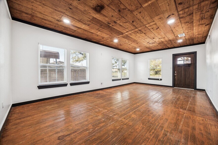 More Photos Of 5235 E 5th St, Katy Flex For Sale