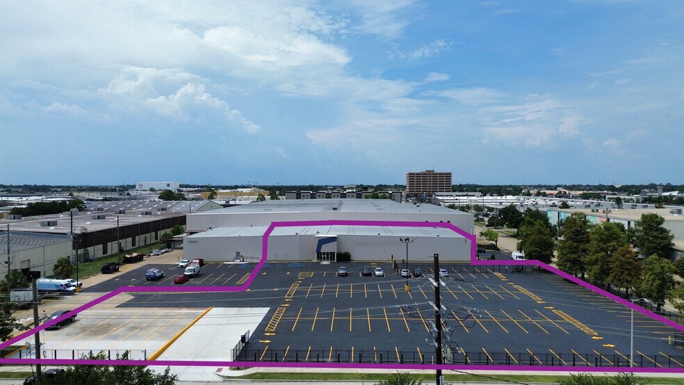 More Photos Of 1000 Elmwood Park Blvd, Elmwood Distribution For Lease