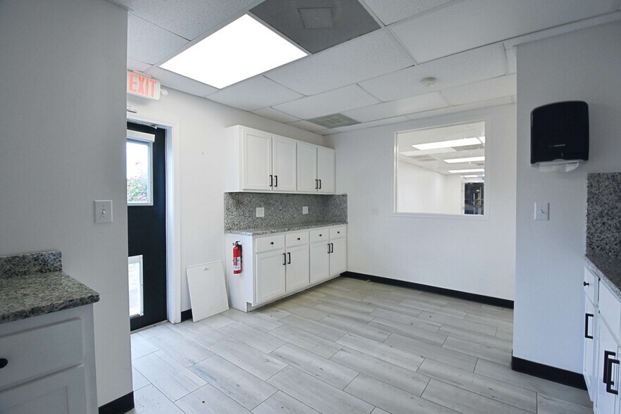 More Photos Of 833 Old Highway 45, Saltillo Freestanding For Lease