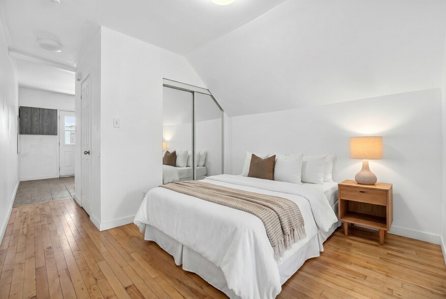 More Photos Of 2278-2296 Av Bourbonnière, Montréal Apartments For Sale