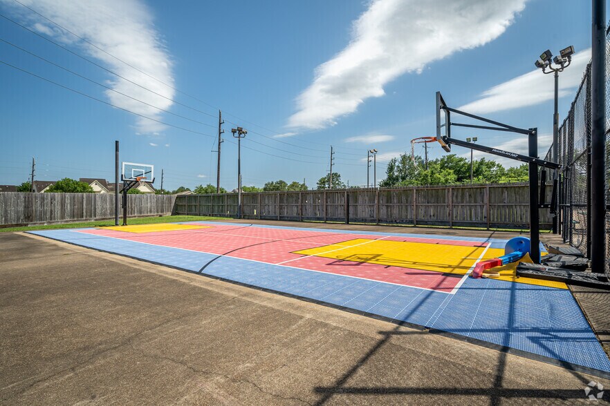 More Photos Of 2553-2555 Cordes Dr, Sugar Land Medical For Sale