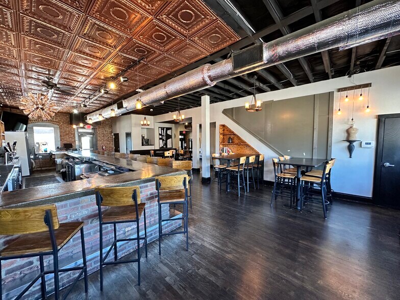 More Photos Of 917 W 44th St, Kansas City Restaurant For Sale