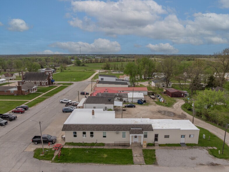 More Photos Of 220 W Lincoln St, Hawk Point General Retail For Sale